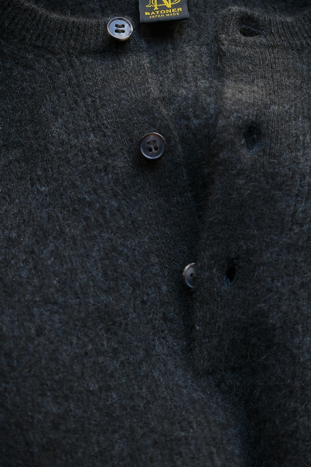 BATONER / CASHMERE FOX HENLEY NECK (Charcoal)