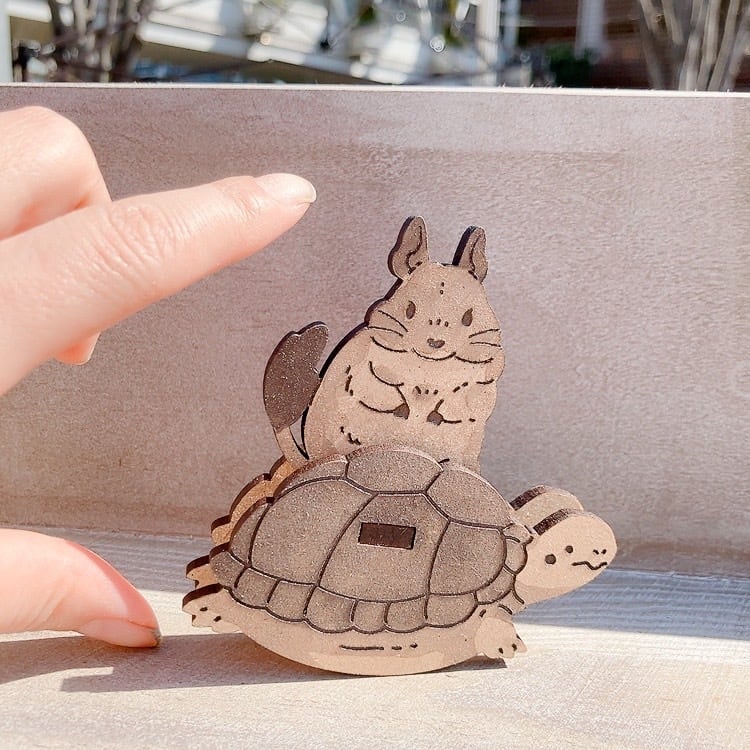 ゆらゆらする置物_カメとデグー