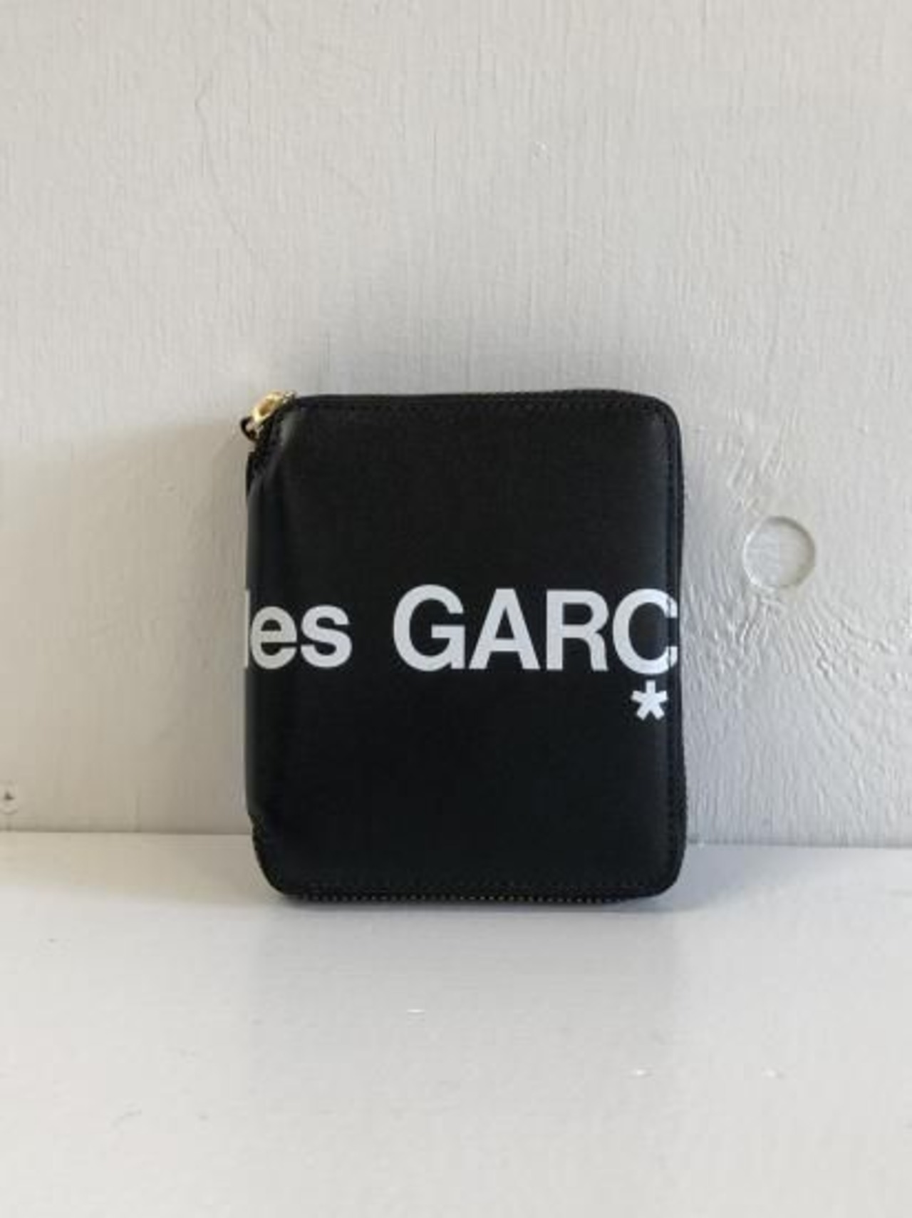 【COMME des GARCONS WALLET】HUGE LOGO ZIP WALLET