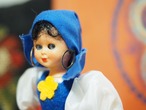 民族衣装のお人形 花かご スリープアイ 画像5