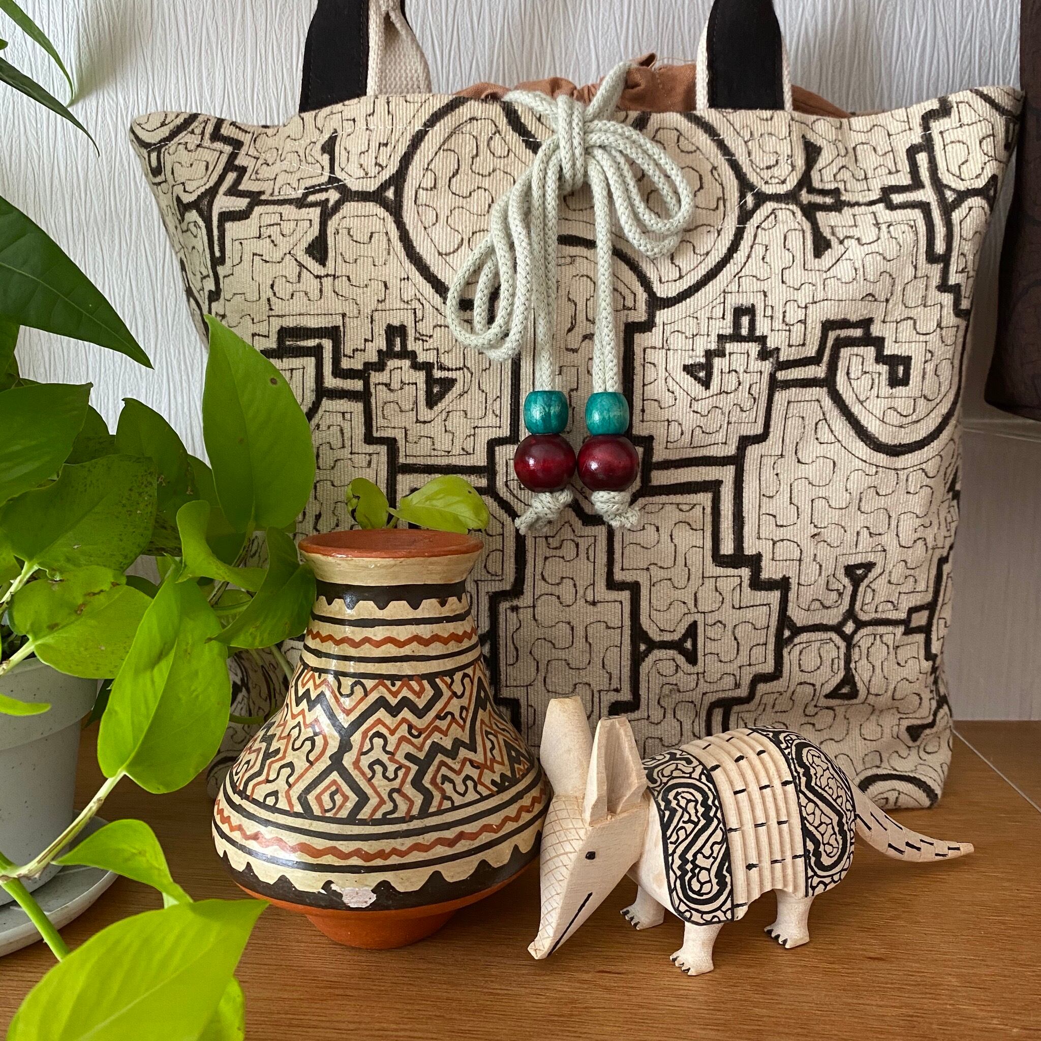 シピボ族の素焼きの壺 高さ12cm 小型 | アマゾン屋 シピボ族の泥染めと