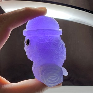 1.帽子をかぶった色合い美しいフローライト・フクロウ