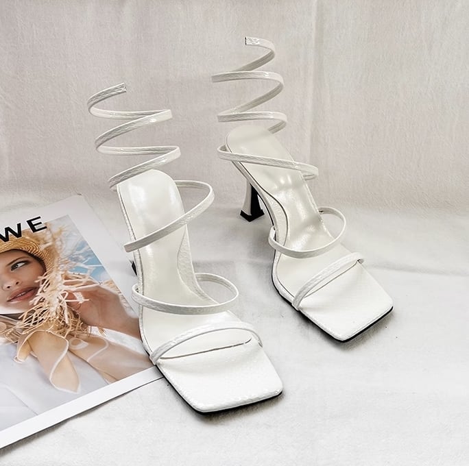 靴 サンダル ヒールサンダル ハイヒール かかと無し 8cmヒール スクエアトゥ ベルト きれいめ 上品 おしゃれ お洒落 レトロ エレガント 大人っぽい 個性的 クール モード系 セクシー 存在感 こなれ感 無地 春 夏 秋 10代 20代 30代 レディース 女性用 デート お出かけ 休日 リゾート 旅行 デイリー 普段使い 韓国系 22.5cm 23.0cm 23.5cm 24.0cm 24.5cm 25.0cm ホワイト ブラック ゴールド 光沢