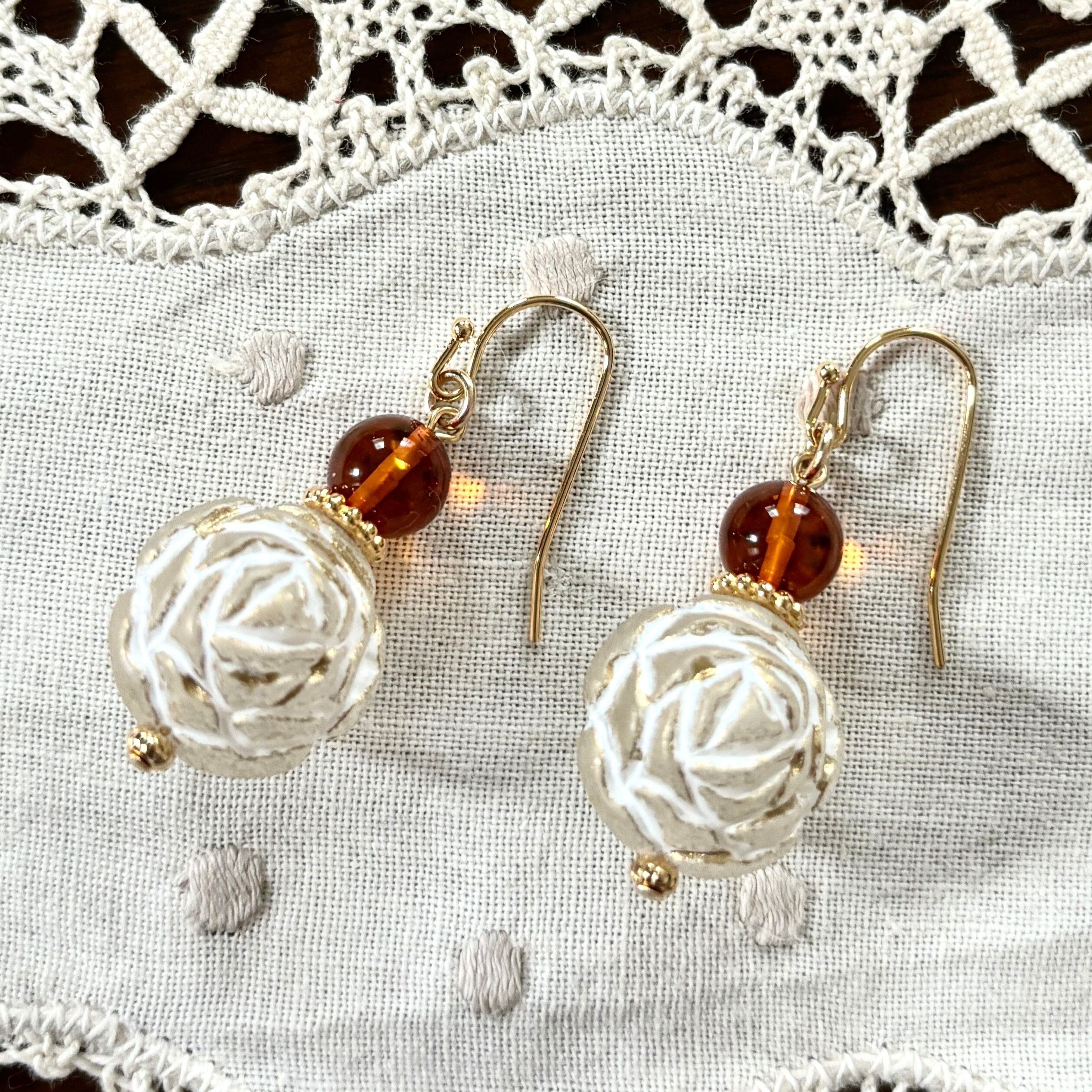 チェコお花のビーズと琥珀のピアスE339 | 虹factory