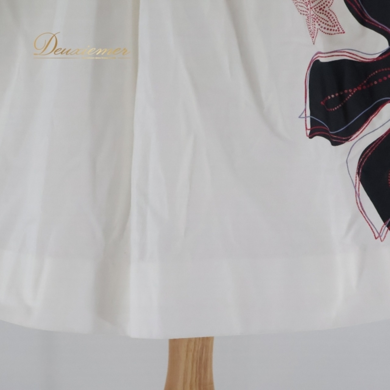 フラダンス 衣装 パウスカート フラドリーム ホワイト系 Hula Dream ブラック系 シングル 花柄 ワンポイント シンプル かわいい 華やか 明るい きれい 上品 ハワイアン アロハ フラ ダンス レッスン 練習 かわいらしい フラスタイル フラ衣装