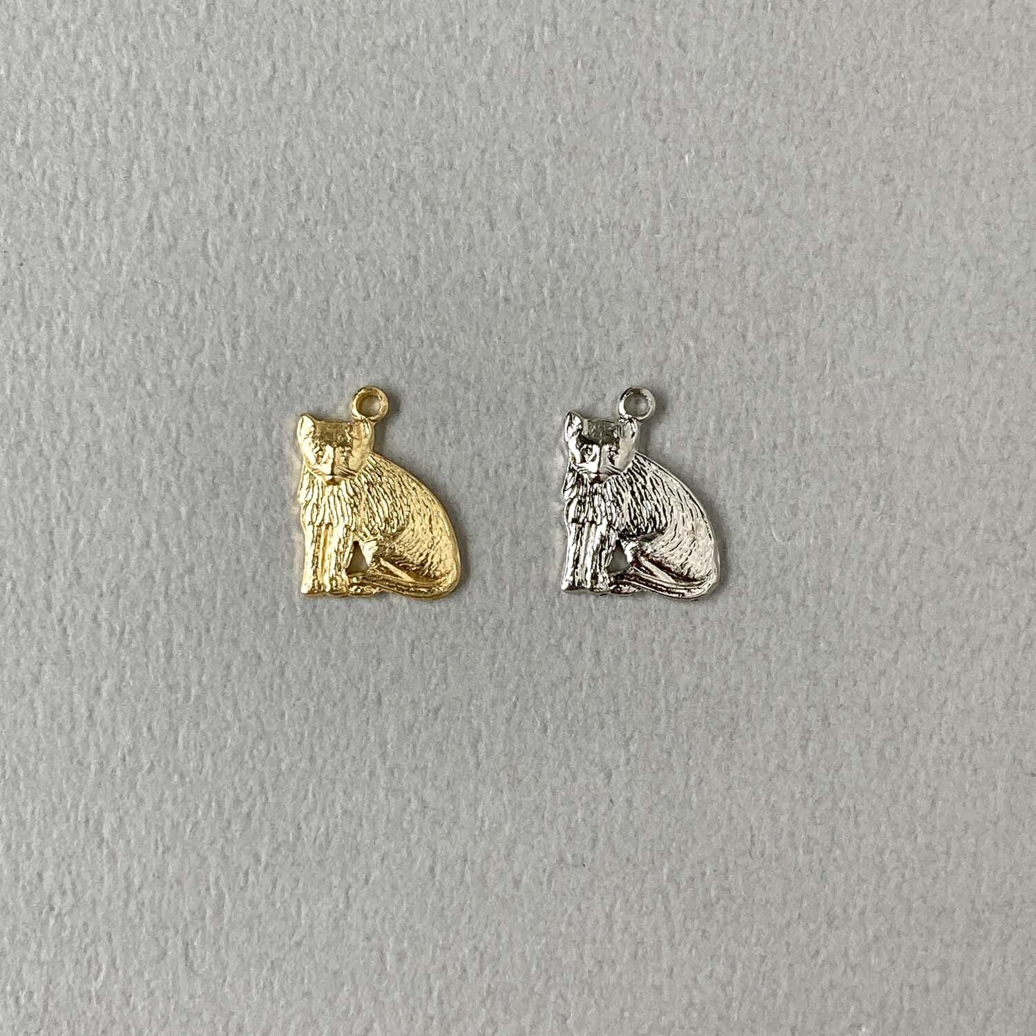 No.2974 スライディングねこのチャーム 新色追加〉USA真鍮 丸まりお座り猫チャーム（14mm） | Dua