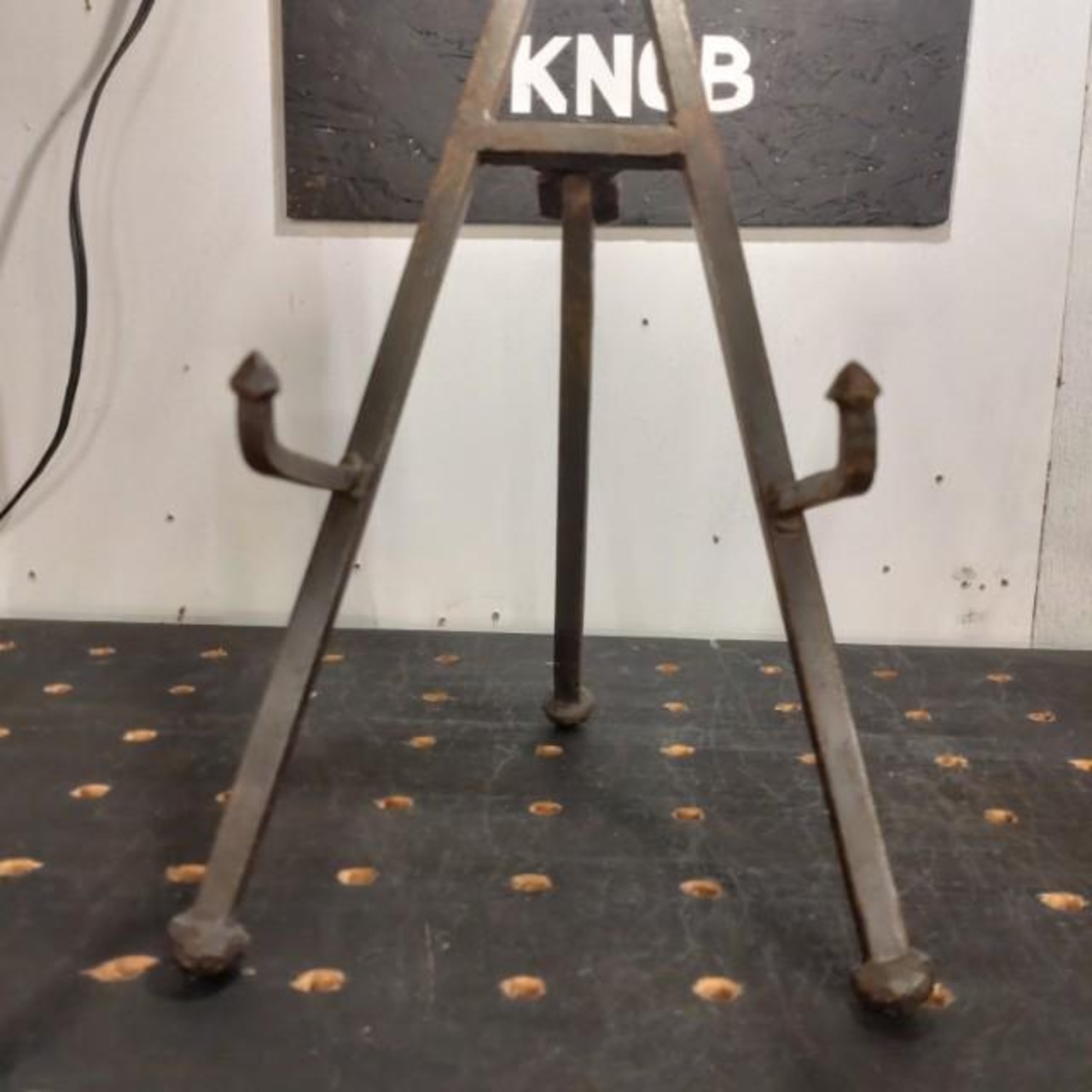 India Triangular Easel Stand Made of Iron　Iron　Antique Style　Changes over time　Display　