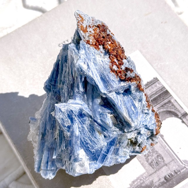 Kyanite on Quartz with Garnet 2 ✧ カイヤナイト on クォーツ & ガーネット(共生原石)