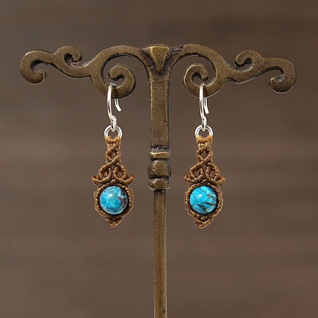 【限定】木の実のようなクリソコラ６ミリ玉マクラメピアス（イヤリング）