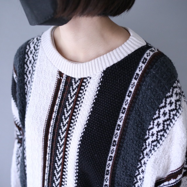 monotone color multi knitting pattern over silhouette knit