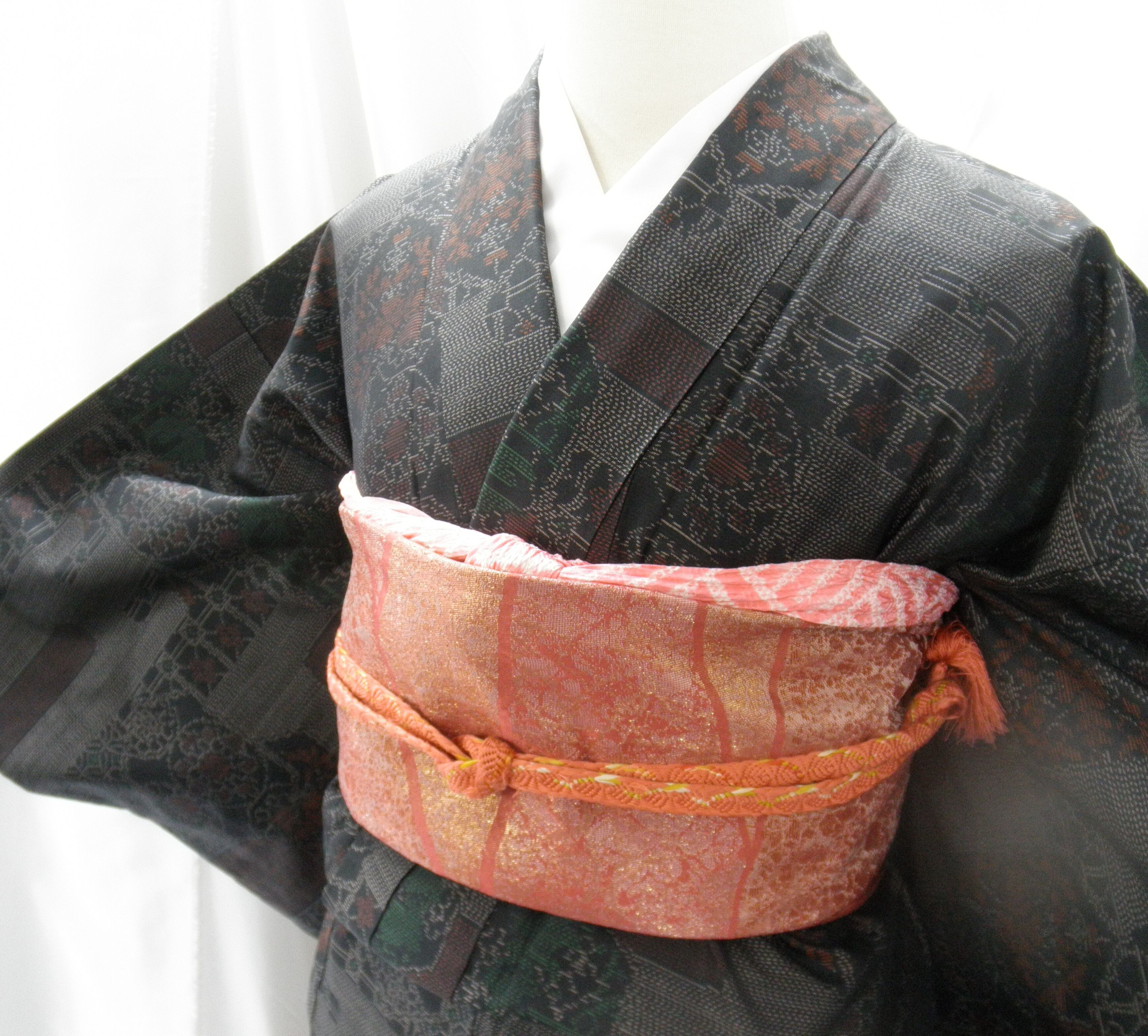 大島紬】黒色に赤い雲間と赤い花模様の紬着物 すっきり艶やか、軽やか