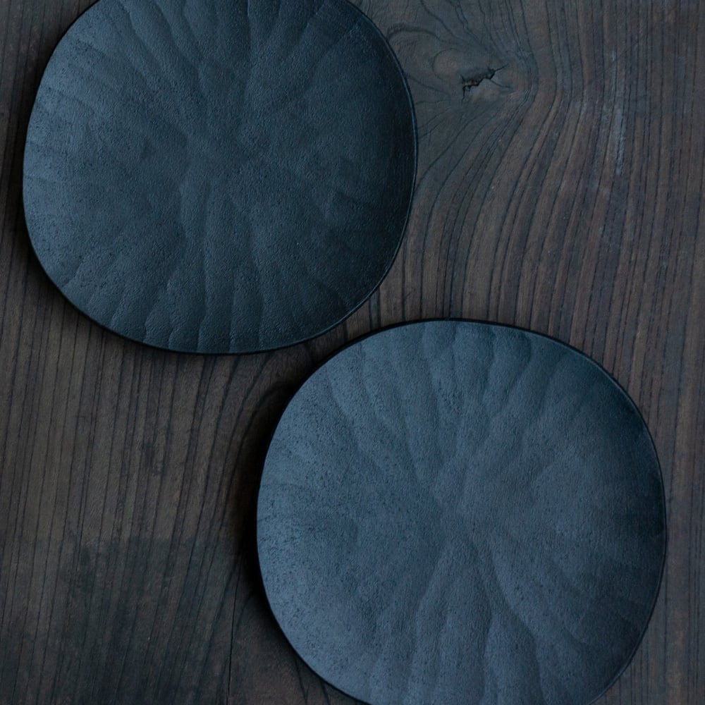 富井貴志 18 黒い朴の皿 | くらしのギャラリー杜の街グレース店