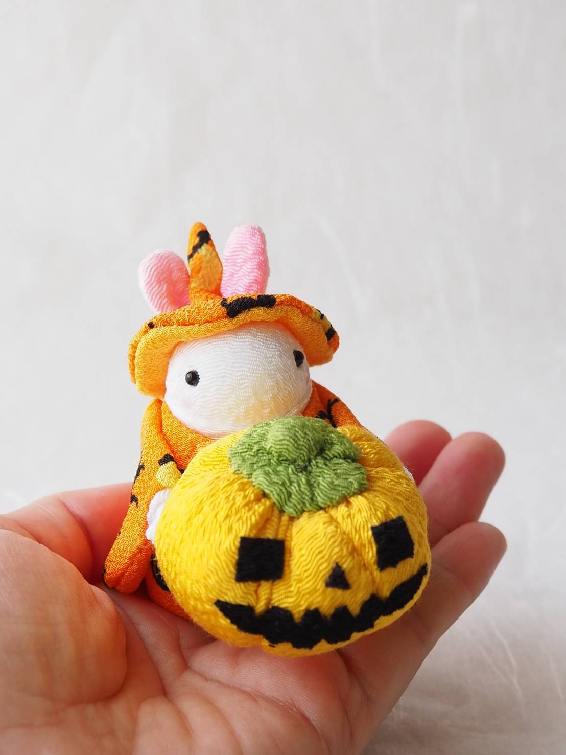 四角いおばけカボチャを抱えたハロウィンうさちゃん | 四季彩 四角いおばけカボチャを抱えたハロウィンうさちゃん | 四季彩