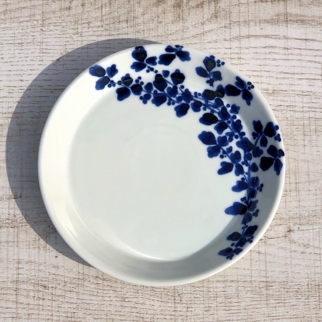 【波佐見焼】【中善】【アラベスク】【プレートM】16.3cm 植物 唐草模様 手描き 取皿 ケーキ皿 波佐見焼 おしゃれ 大人　カラフル　かわいい