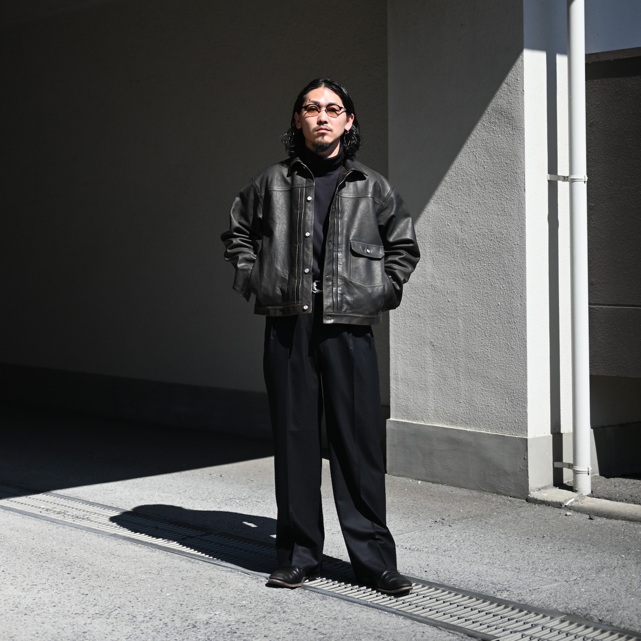 INTERIM / SUPER 120'S LIGHT WOOL FRANO WITH LEATHER PIPING 2-TUCK STRAIGHT SLACKS