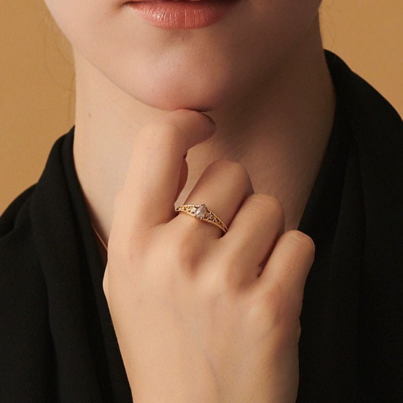 唐草模様のリング - ラブラドライトの神秘的な輝きに引き立つ R384