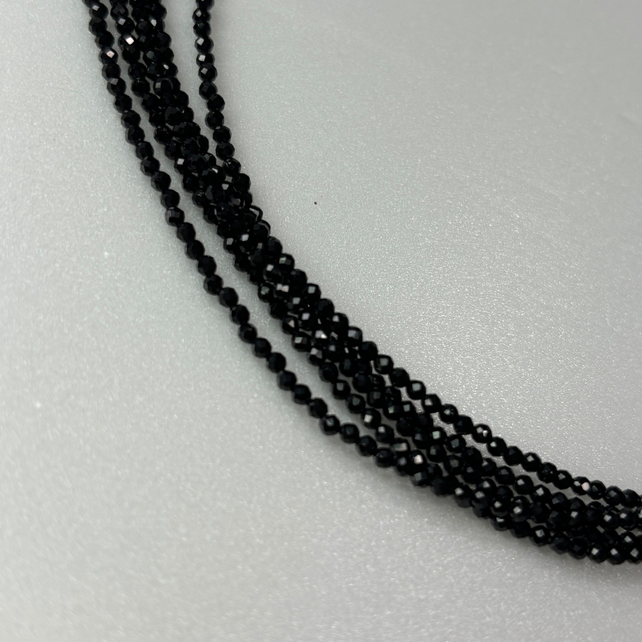 キラキラと光るブラックスピネル5連ネックレス ne1161