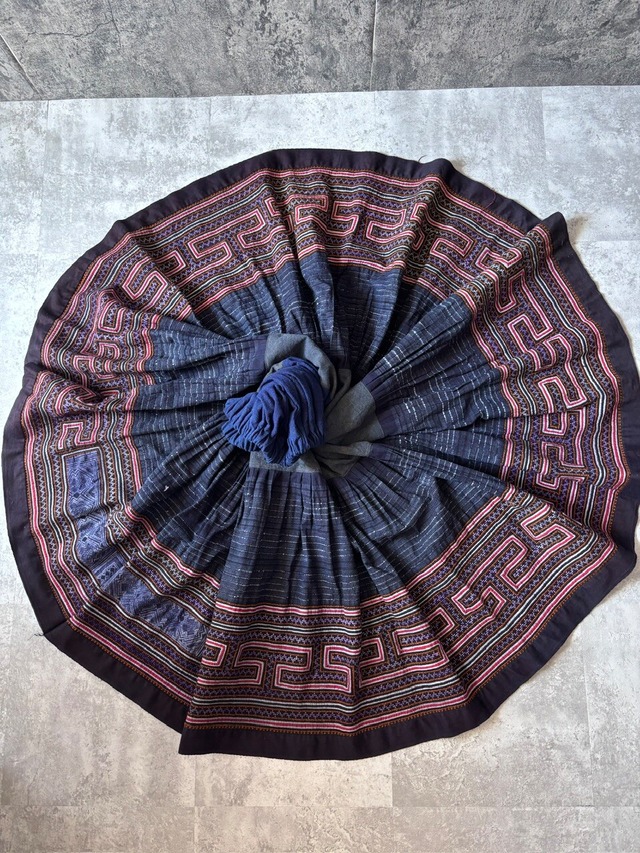 モン族スカート 102 ロング 裾ボリューム 贅沢に巻きスカート1枚使用 藍染布 手刺繍　bamiオリジナルパターン
