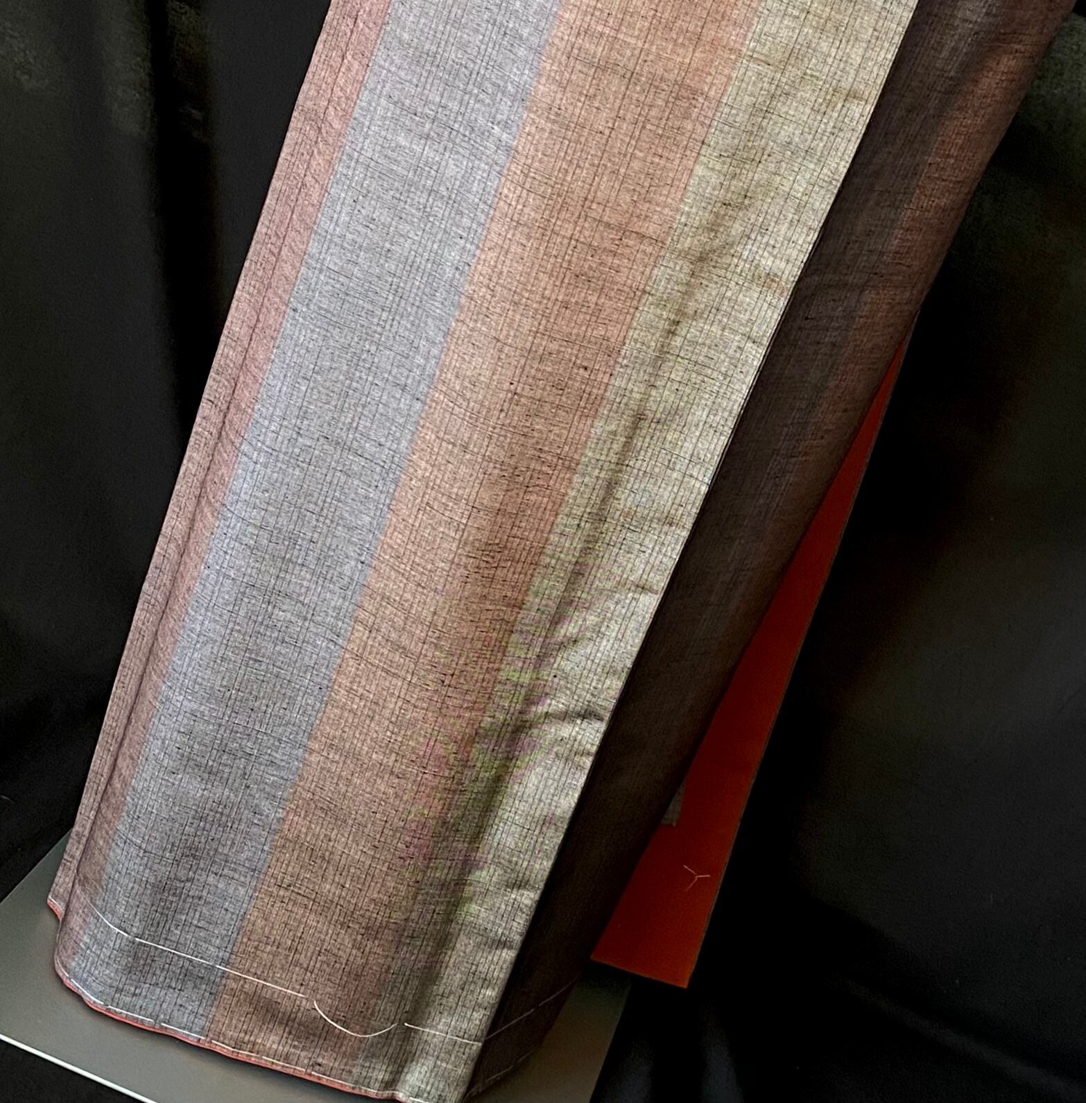 ⁡  〈クールな縞の紬着物〉手織り節　SALE  仕付け付き　未使用　普段着着物