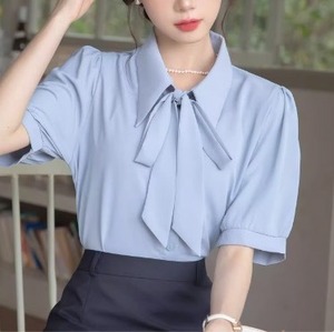 レディース トップス シャツ ブラウス   デート 白シャツ 袖あり 半袖 パフスリーブ フレアスリーブ 襟付き リボン 前開き かわいい 大人可愛い きれいめ シンプル カジュアル 上品 おしゃれ お洒落 レトロ 大人女子 こなれ感 ラフ ラブリー キュート ガーリー 個性的 クール モード系 エレガント モダン 主役級 存在感 抜け感 レディース デート お出かけ 女子会 休日 着回し 普段使い ファッション コーデ スタイル モテ プレゼント 定番 トレンド インスタ映え 色展開