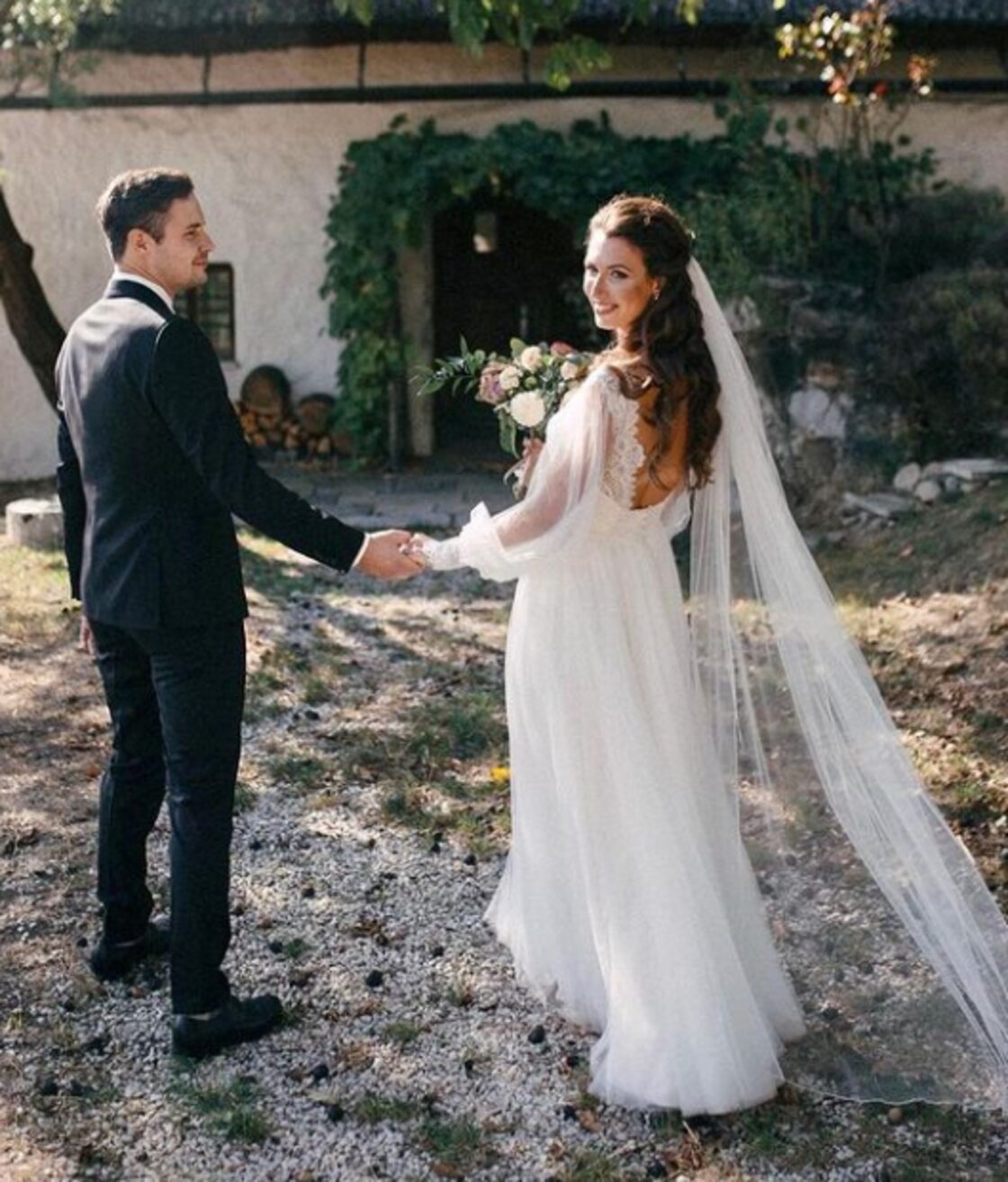 フランス風 ウエディングドレス ロング ふわふわシースルー袖 抜群の  