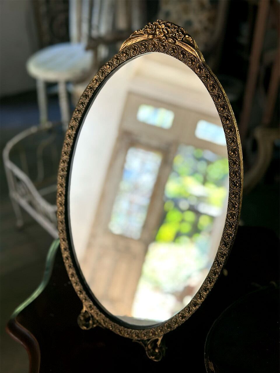 ゴールドカラーのスタンド鏡 ミラー 花モチーフ | Brocante de La