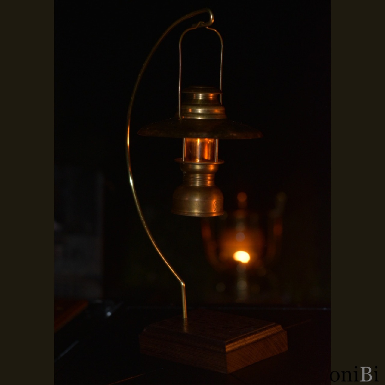 ヴィンテージの風合いと重厚な存在感を纏う、卓上ランタンスタンド｜鬼