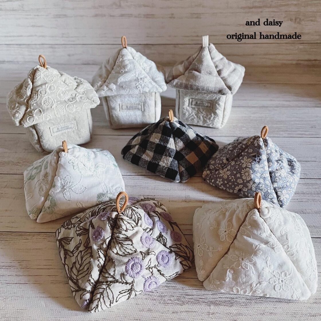 ハンドメイド**黒チェック屋根の小さなお家の小物入れ**&daisy | Pay ID