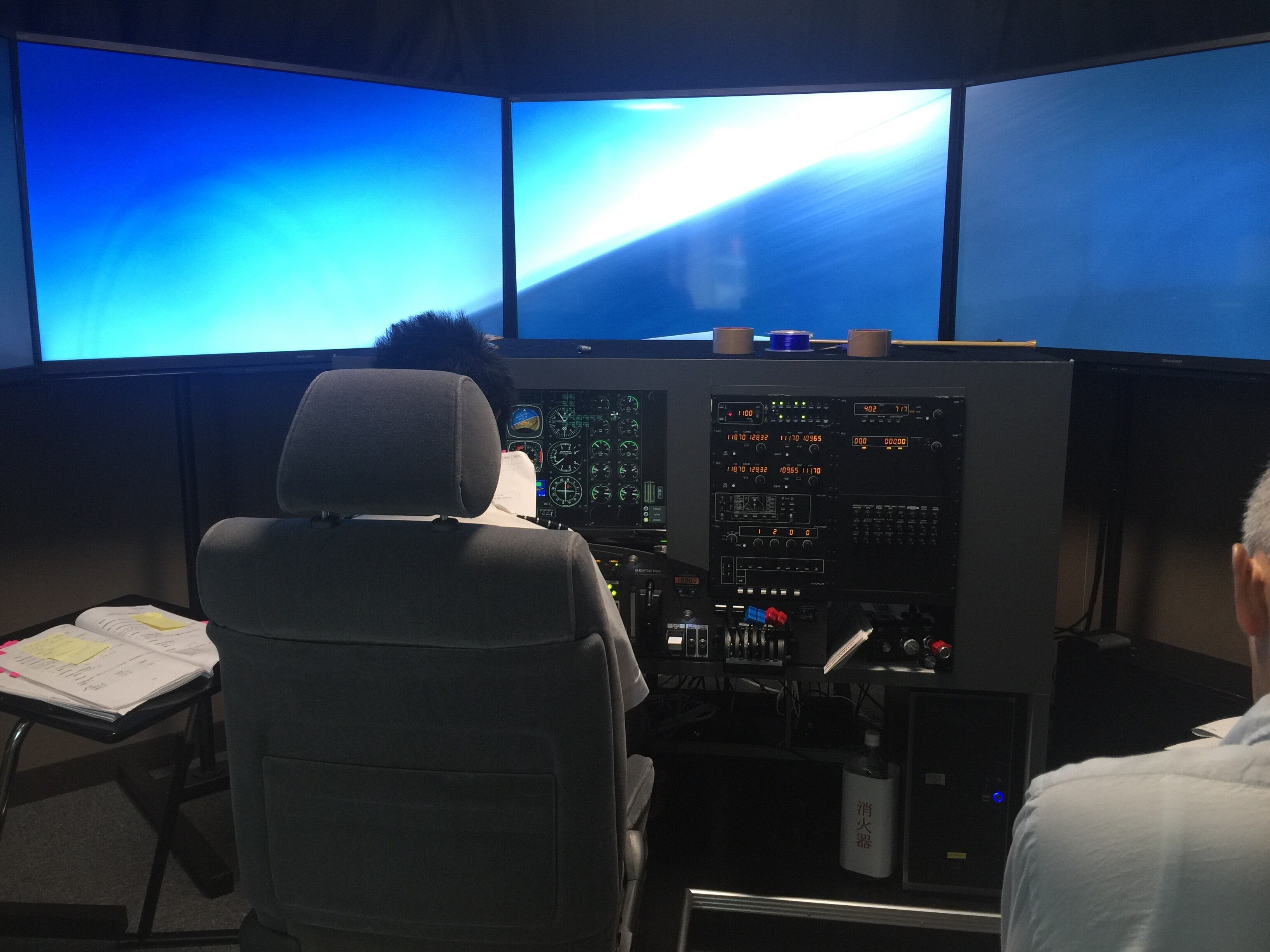 30分 沖縄 北谷でフライトシミュレーター体験 模擬訓練 北谷フライトシミュレーターサロン 沖縄 Fsoパイロット留学アカデミー パイロットショップ