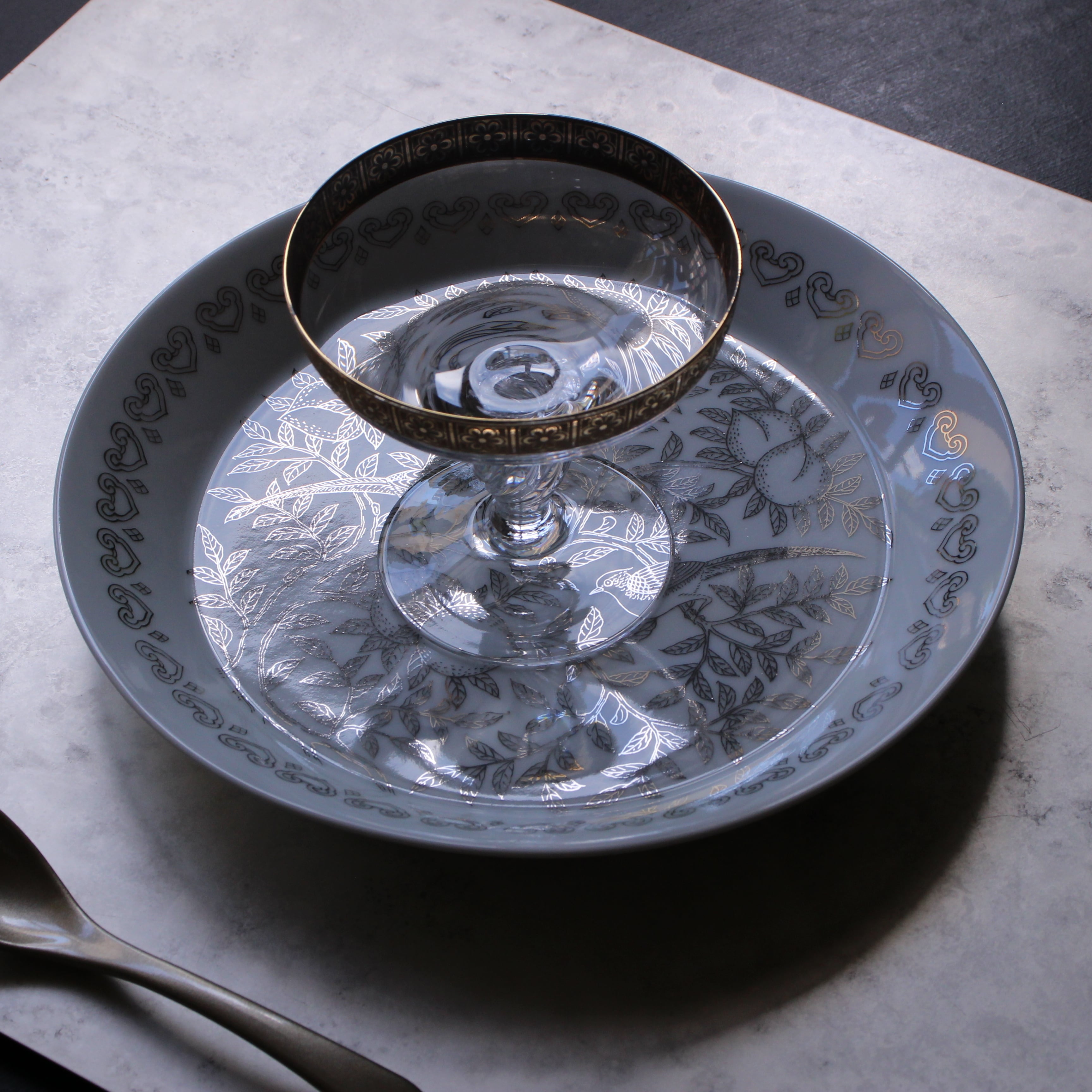 有田焼 白磁プラチナ 鳥に柘榴彫 7寸深皿 | 芦屋貴兆陶家 online shop