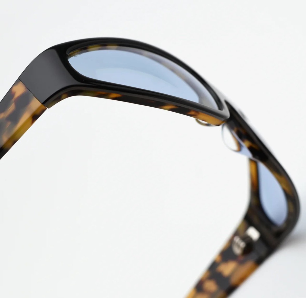 AKILA LA / Veil black×blue