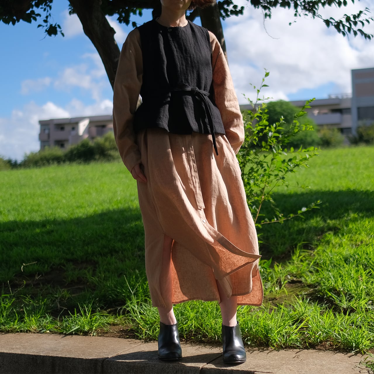 high-waisted gilet／herringbone linen 〈black〉 | SALUÉ