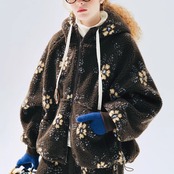 白い花が舞うダークブラウン・アートフリース 《i0807》