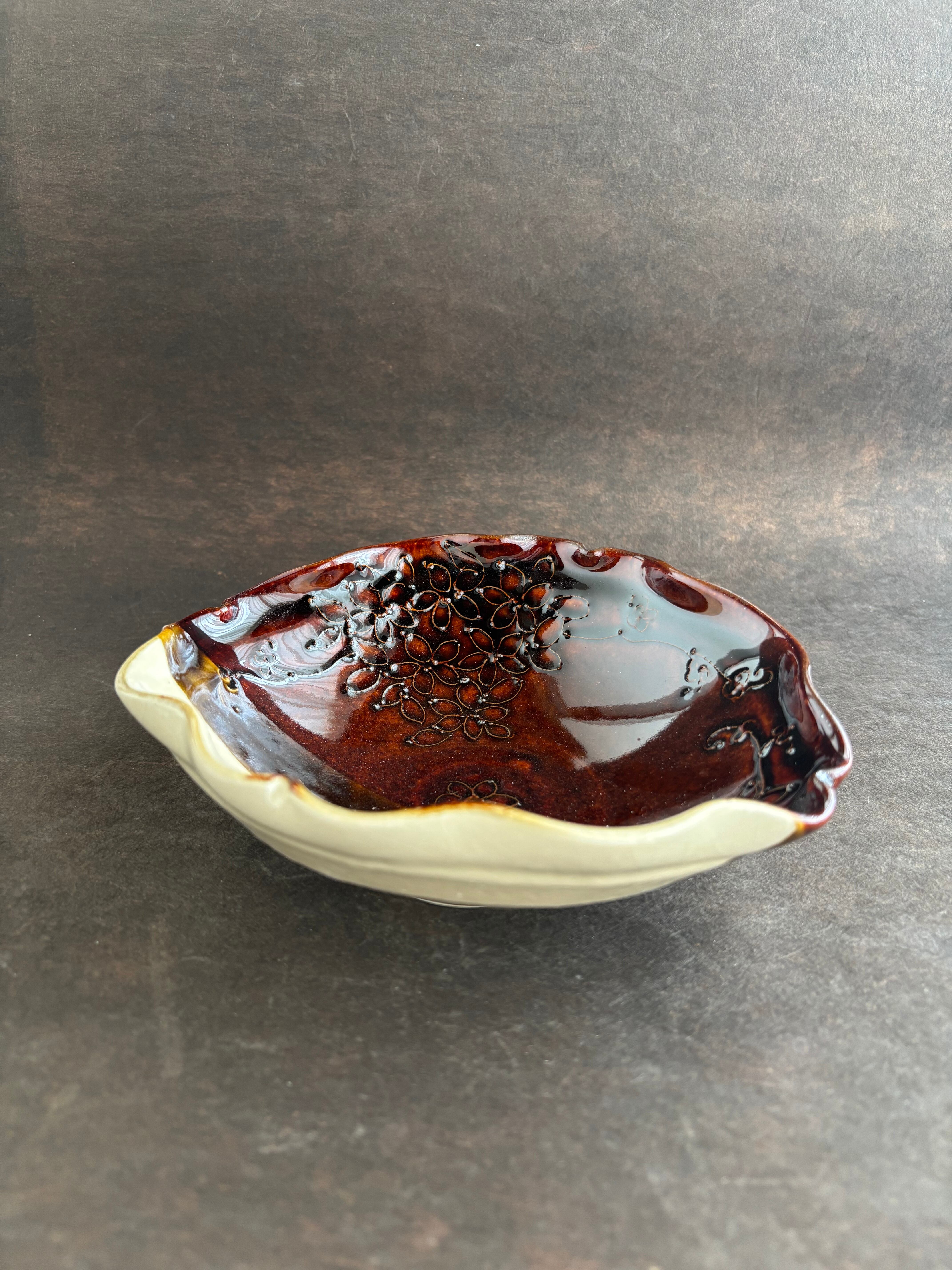 土和のルリエフ飴釉　お花形ひらひら鉢