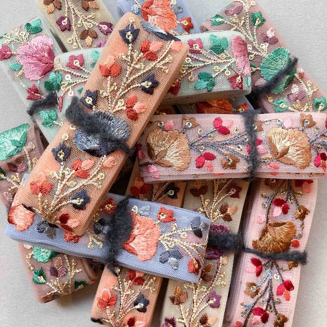 扇型お花と小花のカラフル刺繍チュールリボン（1mカット）