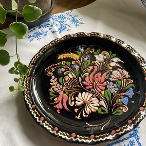 ハンガリー 黒 お花モチーフの飾り皿