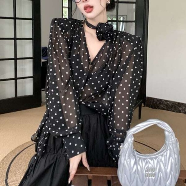 ローズチョーカー シアー シースルー ドット シフォンブラウス 長袖 トップス きれいめ 韓国 女子会 ママ 着回し ブラック ホワイト 春 夏 秋 レディース エレガント Vネック トレンド 新作 人気 20代 30代 40代　TP-1271CMY