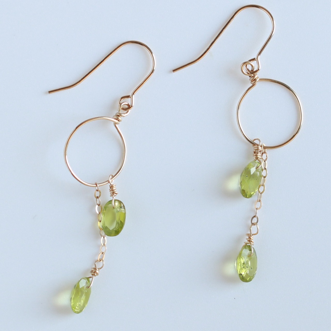 ペリドット特有の透明感！ ほどよい揺れ感が可愛い！ ペリドットピアスorイヤリング mm1150