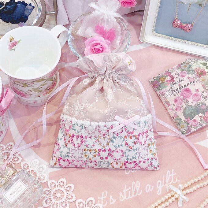 リバティと刺繍生地の巾着ポーチ メイジー レース生地 リボン 大人