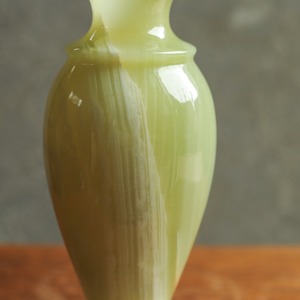 大理石出できた、美しく上品なフラワーベース