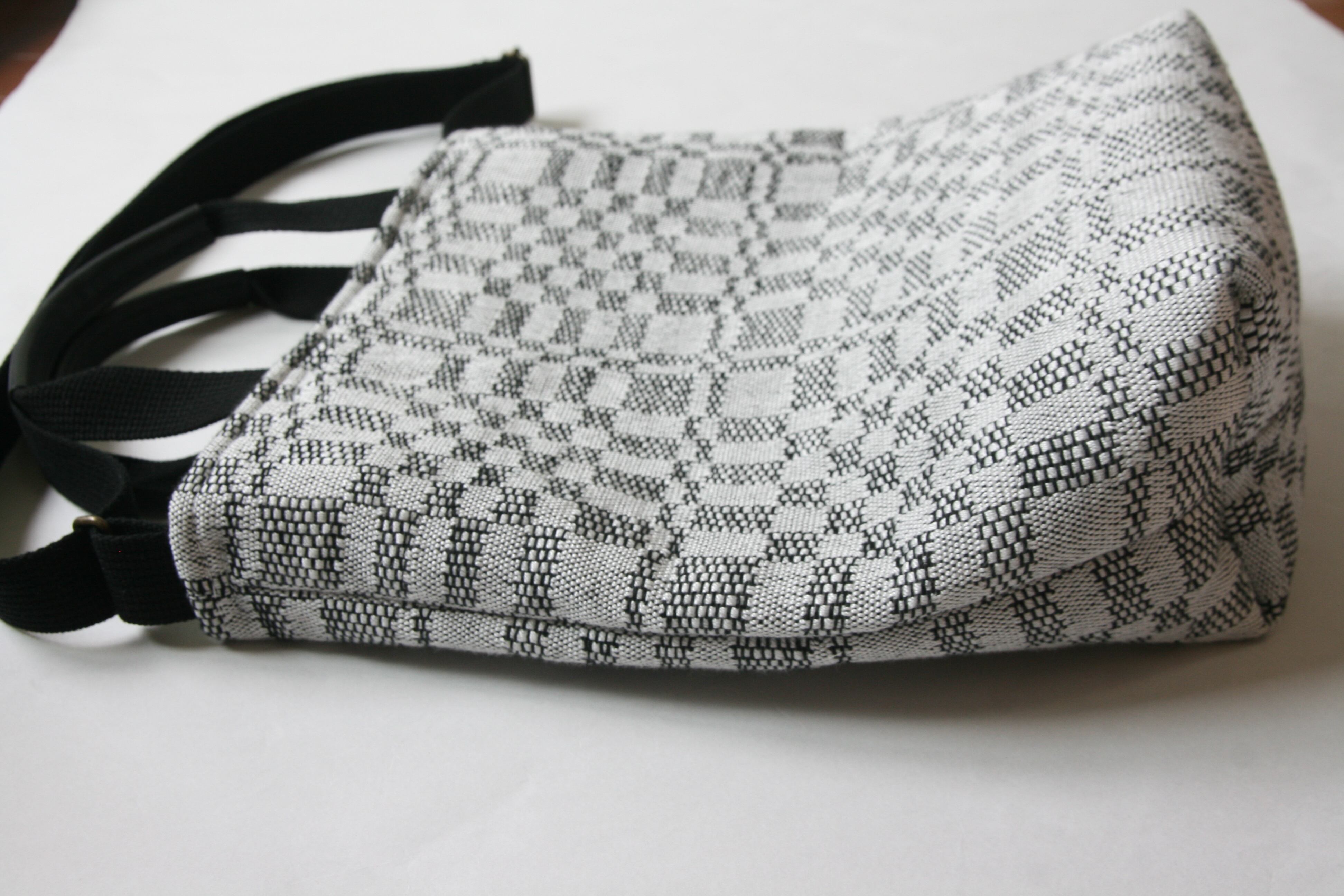 ショルダー付き！3weyに使える幾何学模様が美しい手織りのトート