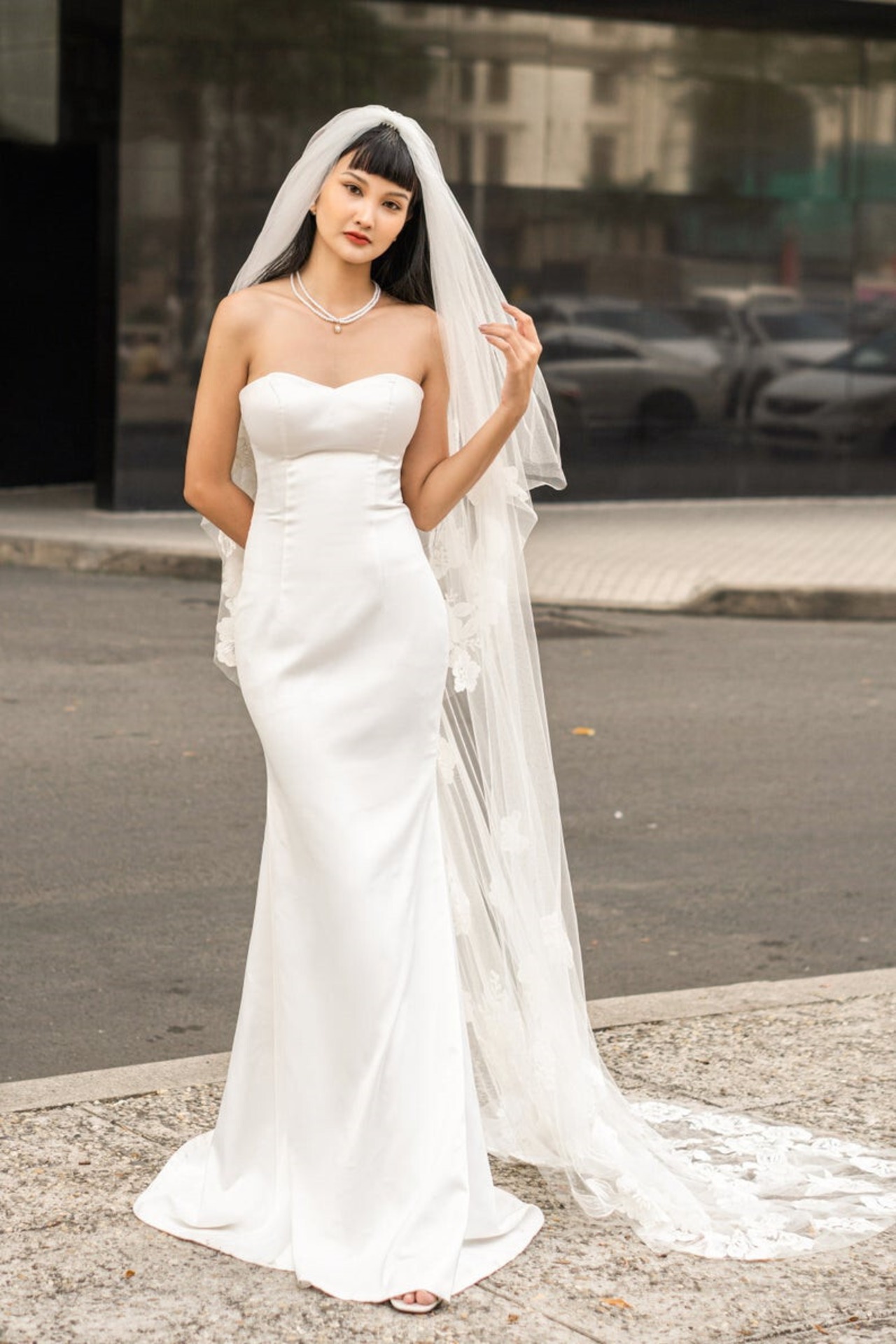 大好評中！ベアトップ ウエディングドレス オフホワイト 短トレーン  