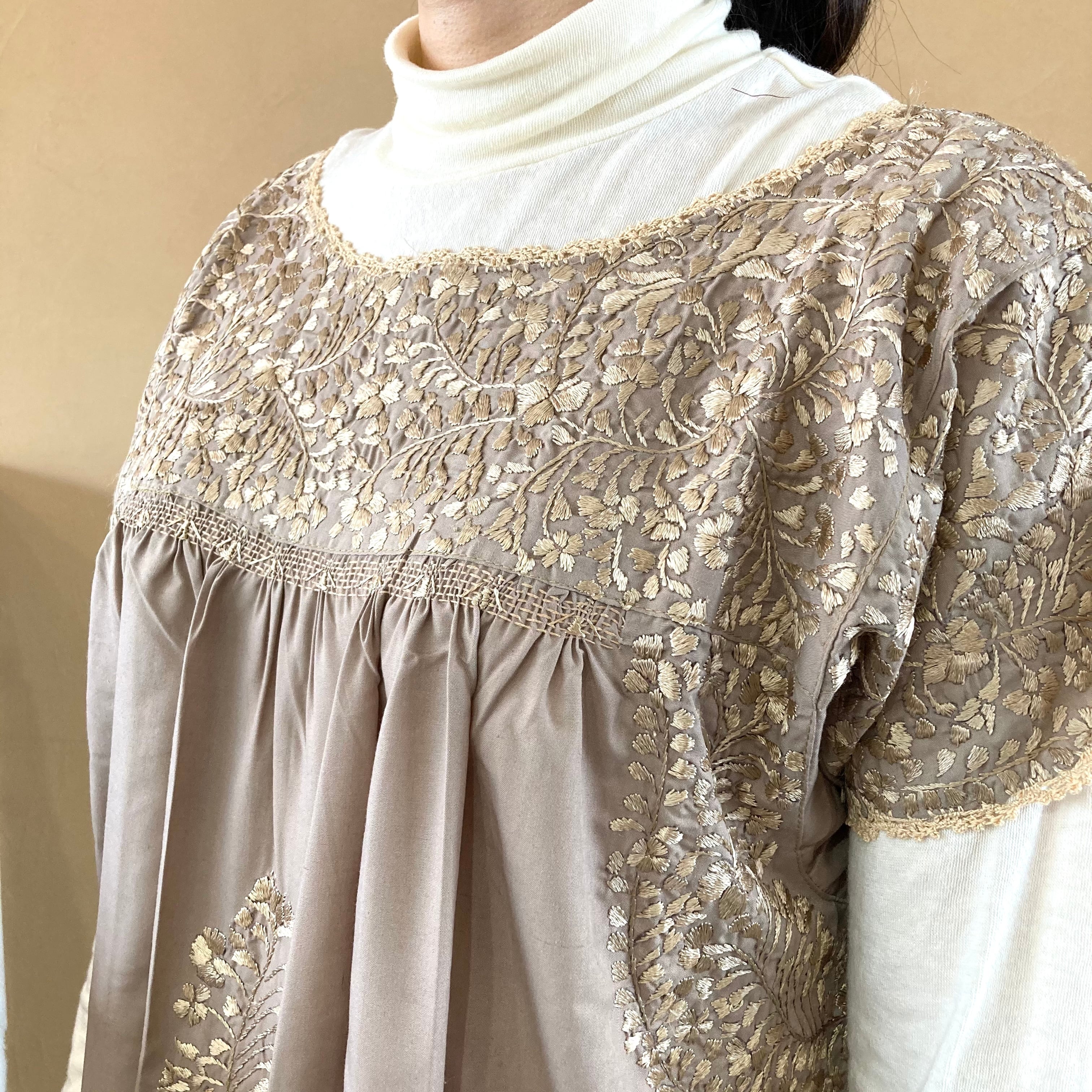 サンアントニーノ 刺繍ワンピース【ベージュ × シャンパンゴールド