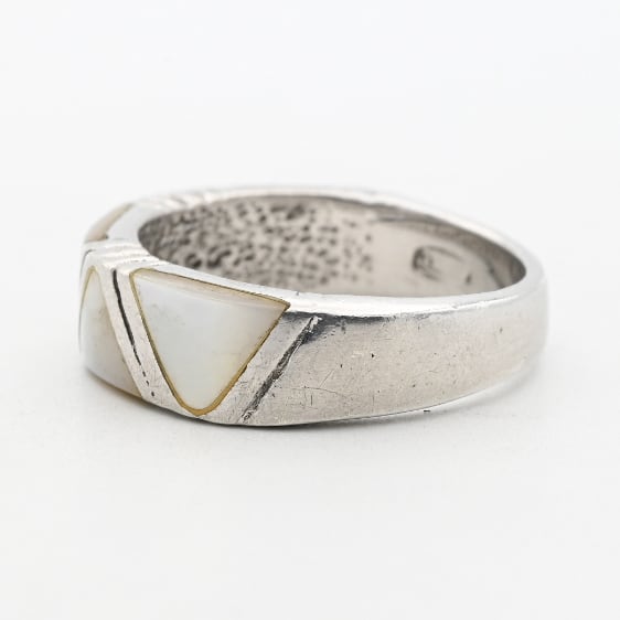 White Mother Of Pearl Accent Minimum Style Ring #17.0 / Denmark
