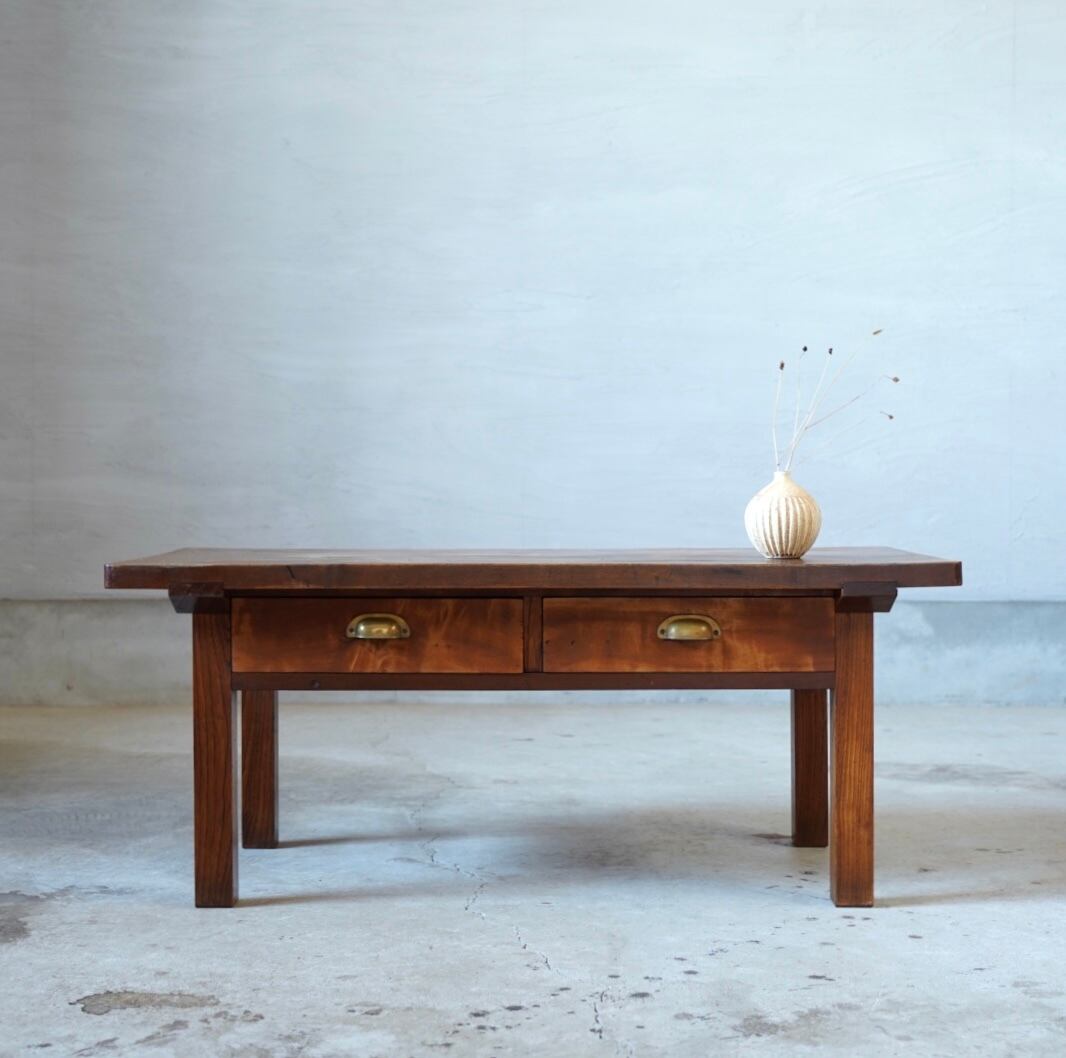 落ち着いた雰囲気のコーヒーテーブル