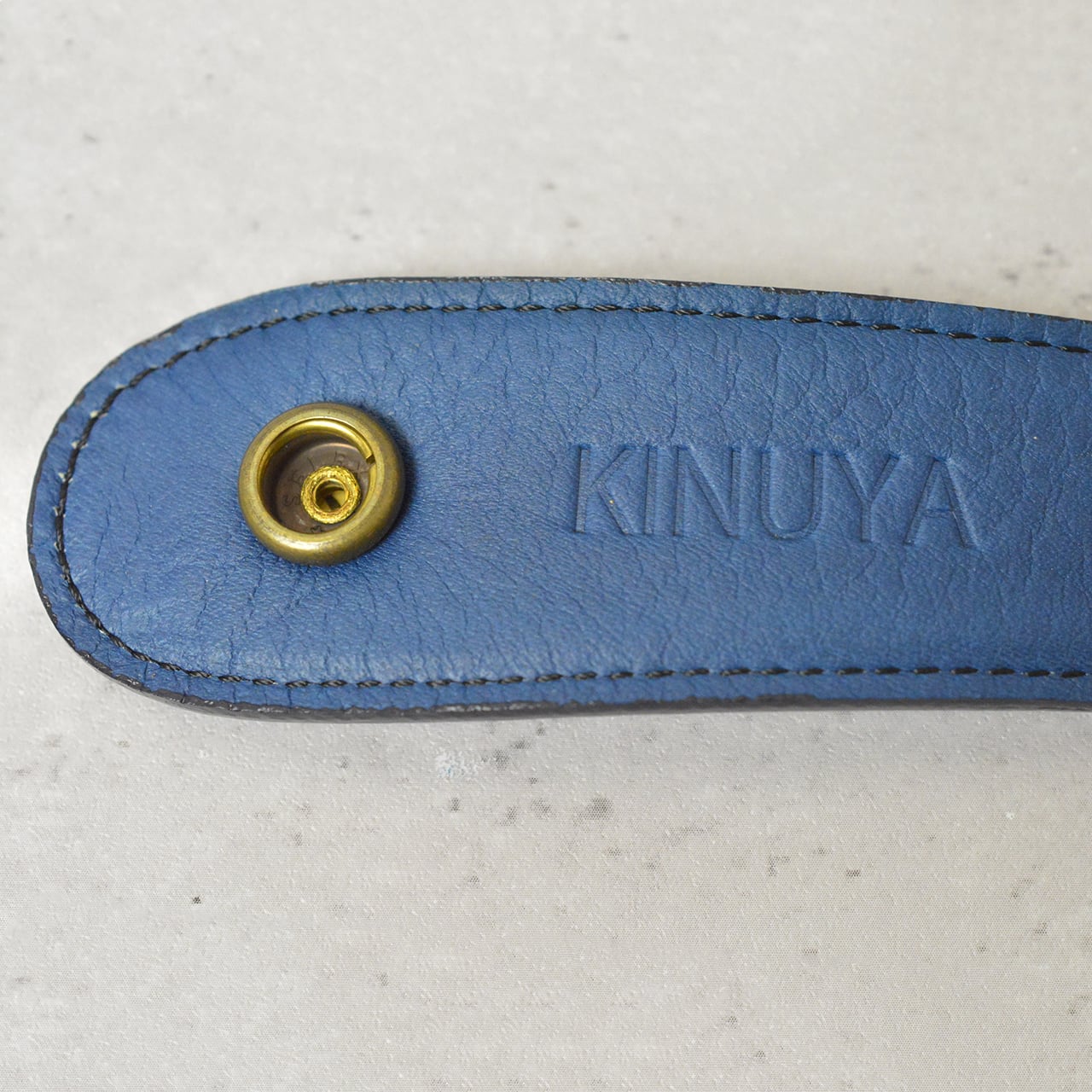 山葡萄のツルで編んだスマホショルダー　藍染　襤褸　漆塗りボタン　藍染キーホルダー 山葡萄のツルで編んだスマホショルダー 藍染 襤褸 漆塗りボタン 藍染