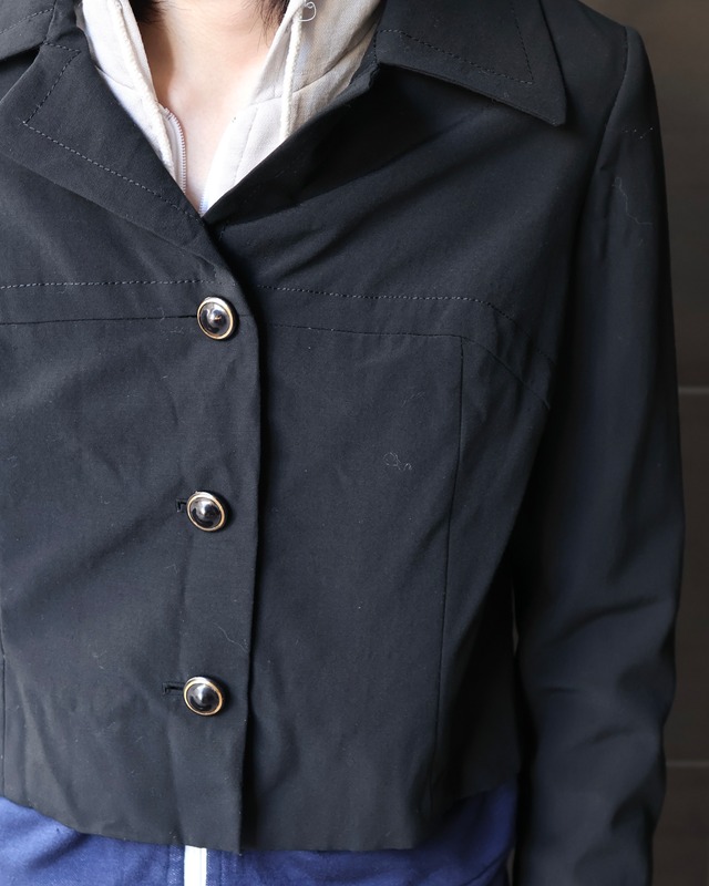 Button design short jacket