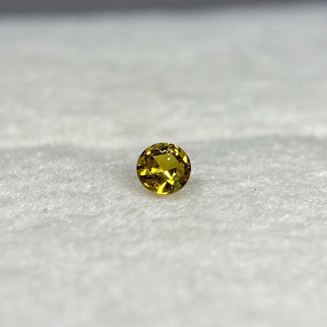 ローズカットサファイア 黄色系 約2.9mm r-0135