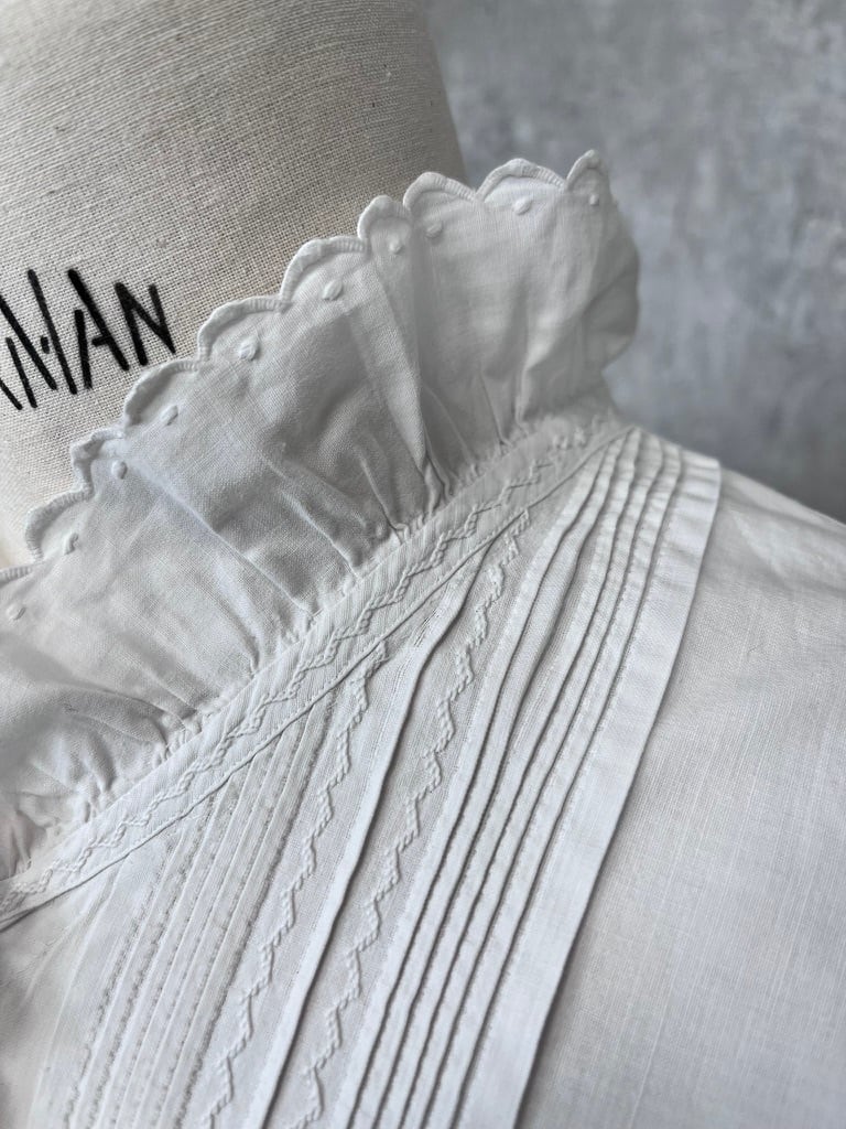 1900年代 フランス シンプルフリルにドット刺繍が愛らしいスタンド