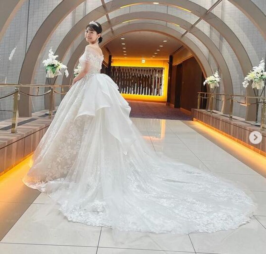 豪華！ウエディングドレス 取り外し可能オフショルダー 繊細レース  